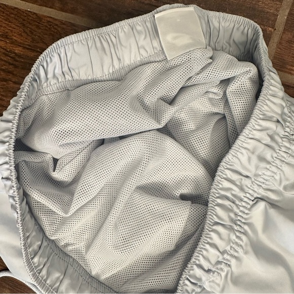 Nike Men's NSW Club Flow Shorts pure platinum/white size medium 5.5” inseam - Picture 9 of 12